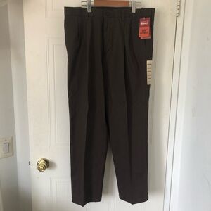 DOCKERS Classic Fit Pleated Khaki size 36x30